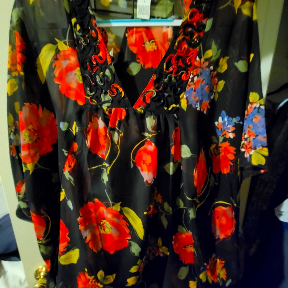 Extra Pink tunic size 1X black with floral
